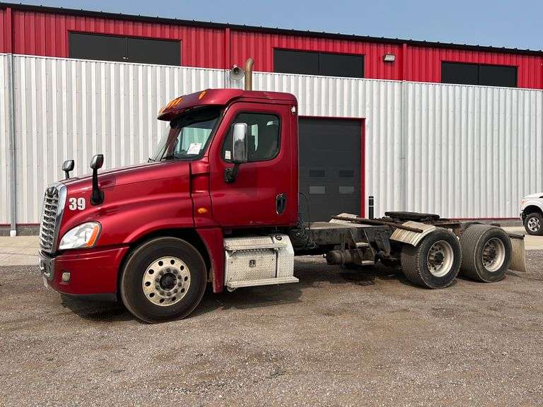 "ABSOLUTE" 2013 Freightliner Cascadia Semi Truck RES Auction Services