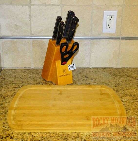 Nice Wolfgang Puck 5 piece knife set with block and cutting board