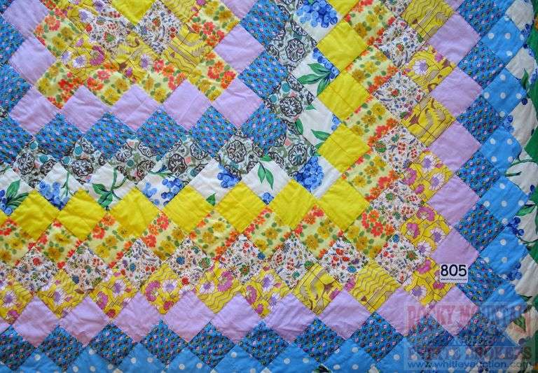 Vintage Hand Pieced Graduated Square Quilt with Scalloped Edge, 92"x78