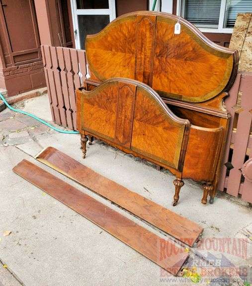 Beautiful Tell City Furniture Co. full size bed w/ wrap around foot