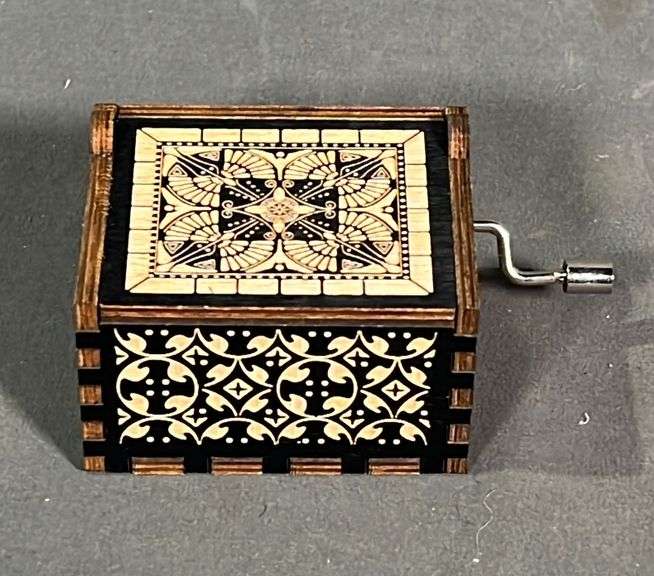 Neat laser cut wood "Harry Potter" handcrank music box, 3" wide