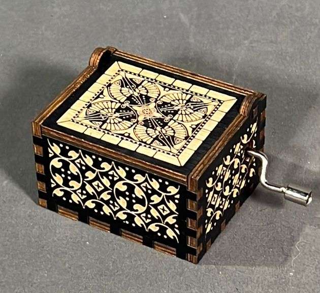 Neat laser cut wood "Harry Potter" handcrank music box, 3" wide