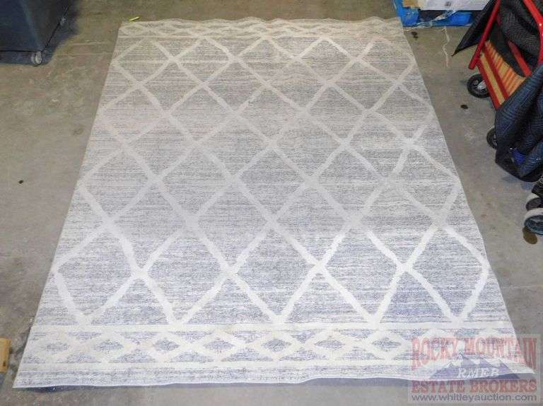 Martha Stewart 8'X10' Grey & Ivory "Shasta" area rug. This was a store