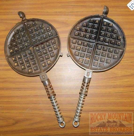 Wonderful Vintage Griswold No. 8 American Cast Iron Waffle Maker with