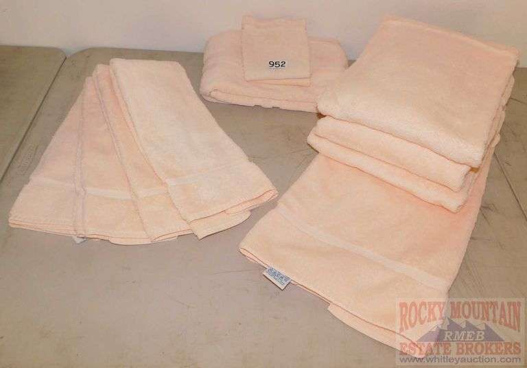 Fieldcrest Royal Velvet Pink Towel Set. Includes 4 bath towels, 4 hand
