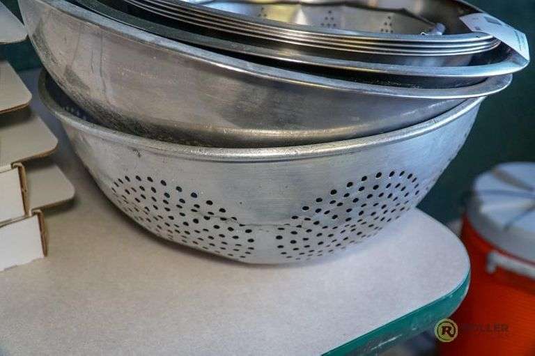 (6) Metal Mixing Bowls and Strainers Roller Auctions