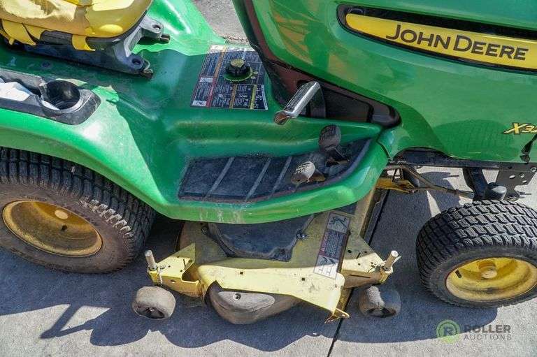 John Deere X320 RideOn Tractor, Gas, 48in Mower Deck (Dies When Jump Box is Removed) Roller