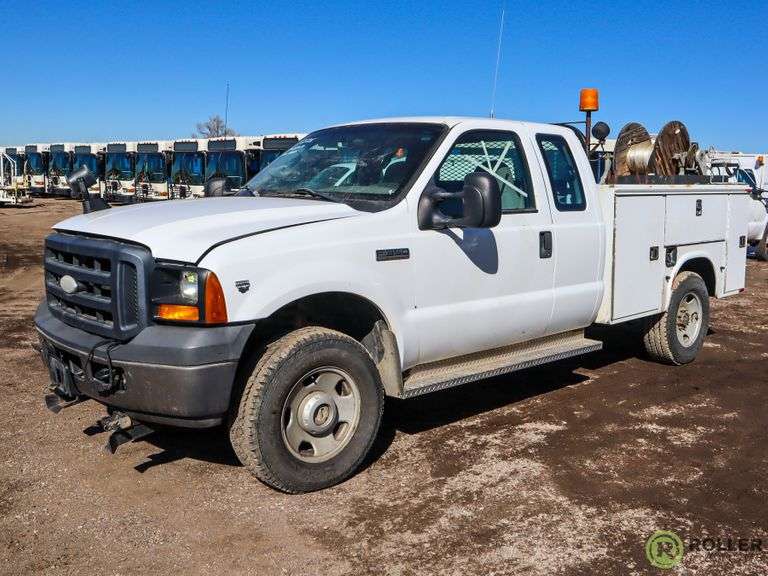 2006 Ford F350 4WD XL Super Duty Super Cab Utility Truck - Roller Auction