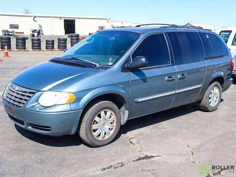 Chrysler Town And Country Van 2006 2006 Chrysler Town & Country FWD Passenger Van - Roller Auction