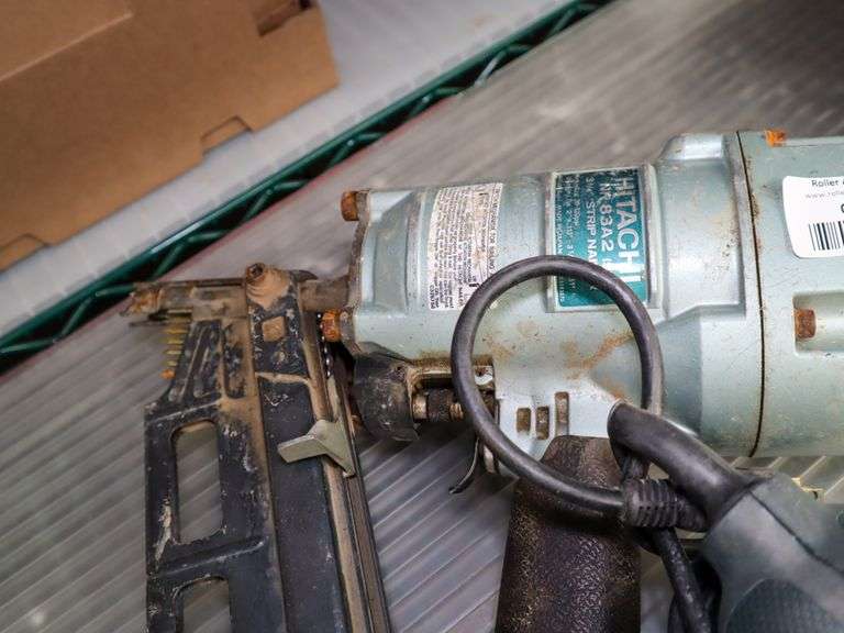 Hitachi NR83A2 3/4in Strip Nail Gun And (2) Black And Decker Sanders