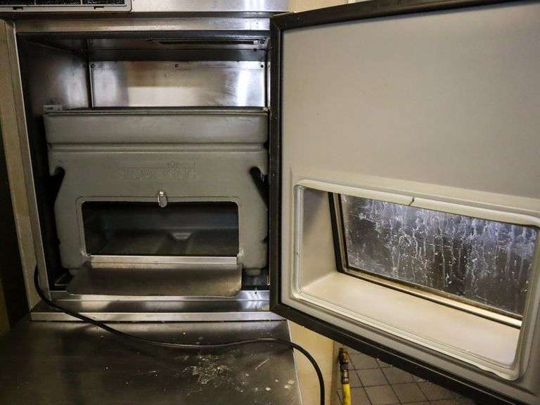 Glastender LC Refrigerated Lettuce Crisper With (2) Silver King