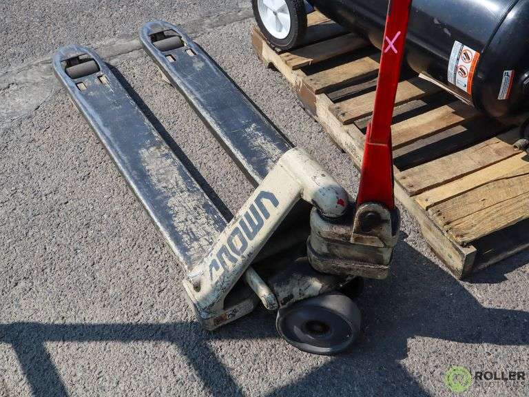Crown PTH50 Hydraulic Pallet Jack, 5000LBS Capacity, inoperable