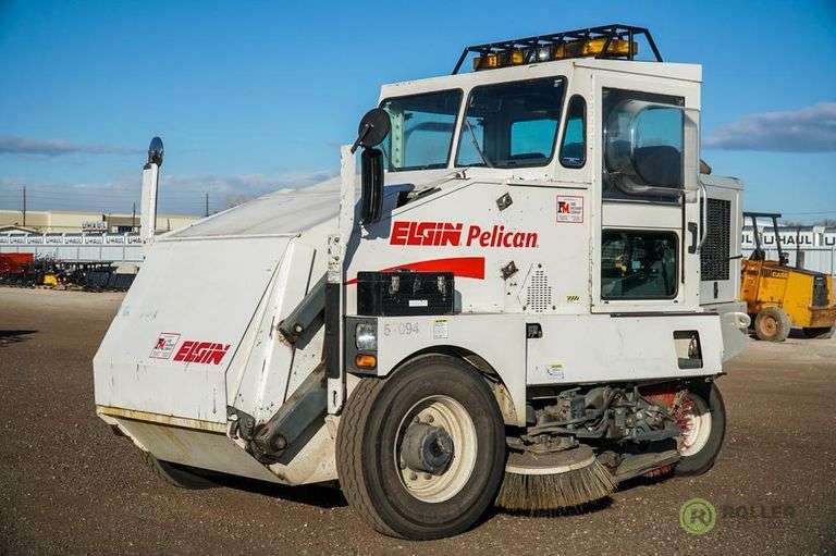 2005 ELGIN PELICAN SERIES P Street Sweeper, Dual Steer, Dual Gutter