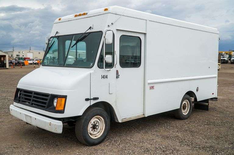 2001 WORKHORSE STEP VAN, 5.7L V8, Automatic, Dually, 9400 LB GVWR, 13