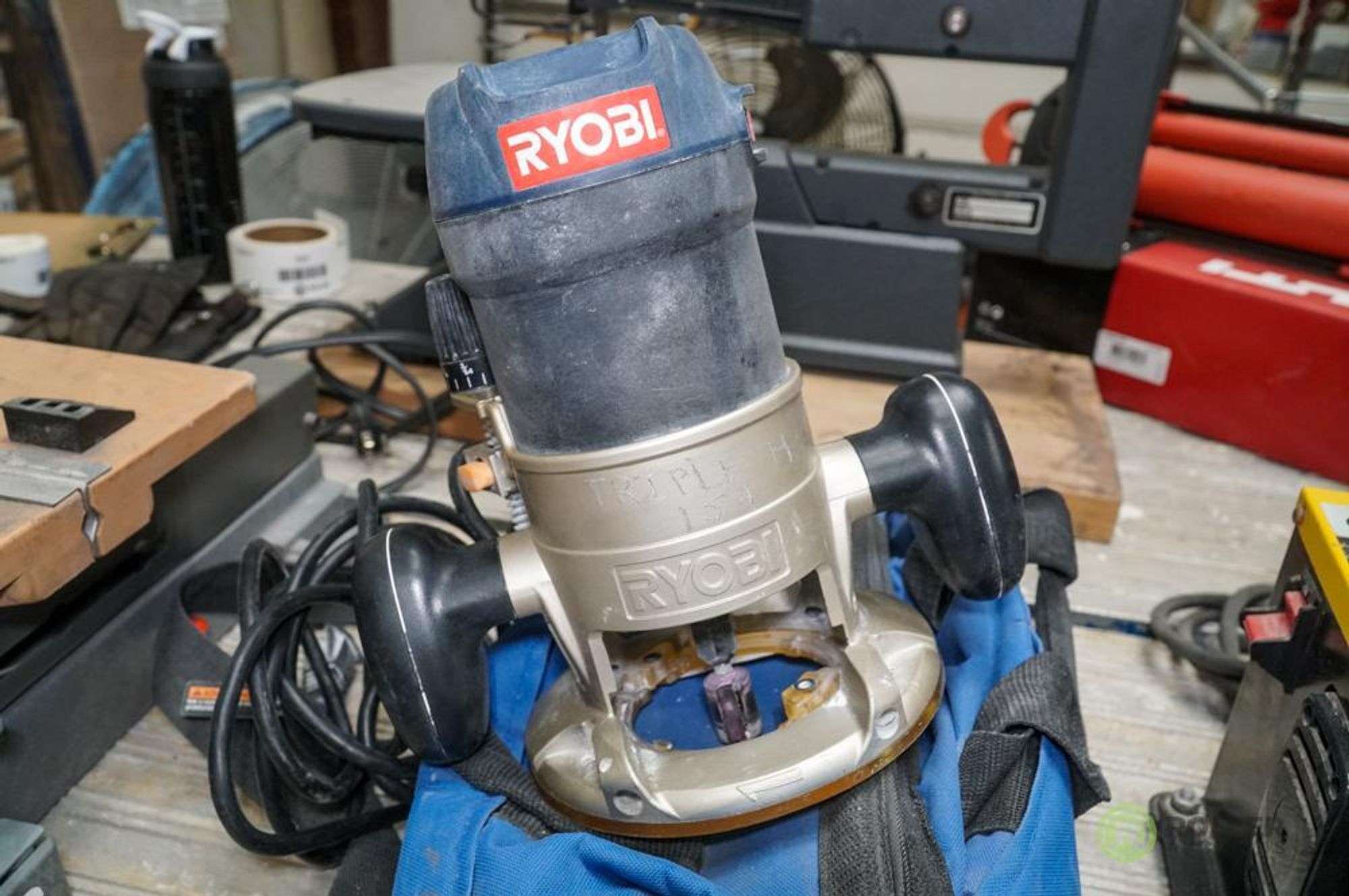 Ryobi R163 Router With Bag - Roller 