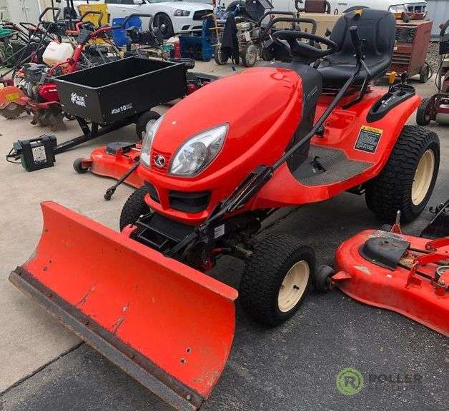 Kubota GR2010G RideOn Gas Tractor With Kubota GR2705 48in Snow Blade
