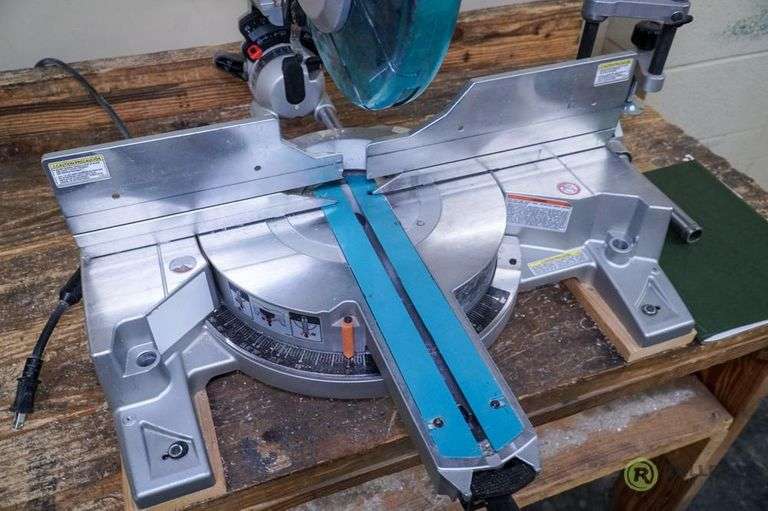 Makita LS1016L DXT 10in Dual Slide Compound Miter Saw With Laser on