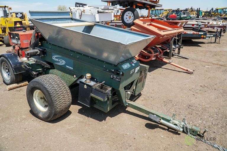 Turfco Wide Spin 1530 TowBehind Top Dresser, Briggs & Stratton