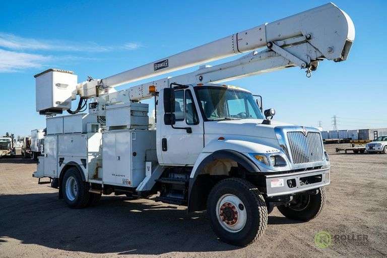 2006 INTERNATIONAL 7400 S/A 4x4 Bucket Truck, DT466 Diesel, Automatic