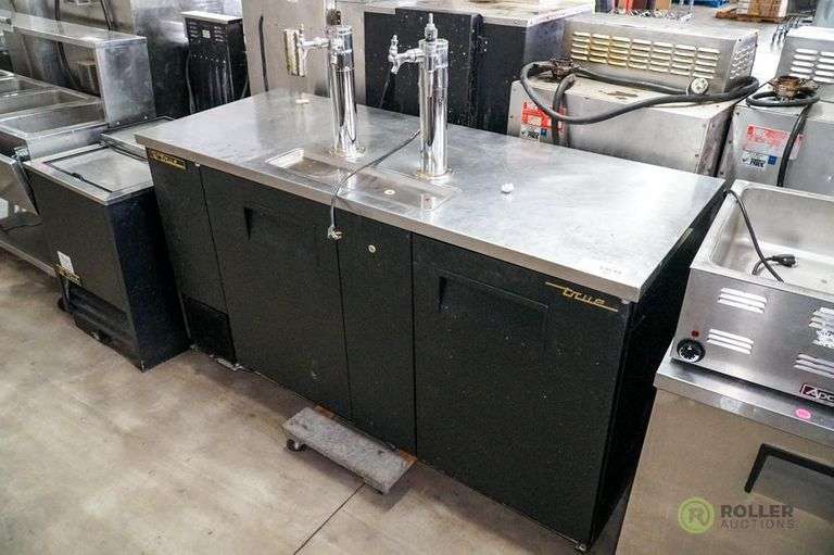 True TDD3MC 69in 2Door Direct Draw Refrigerator With (2) 2Tap Towers, 3 Keg Capacity