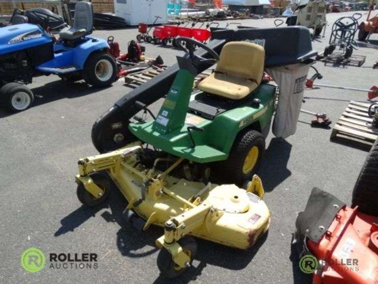 JOHN DEERE F525 RIDING LAWN MOWER, Kawasaki Gas Engine, 48in Deck & Collection System, Hour