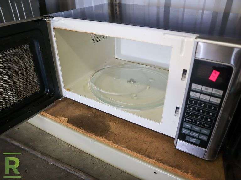 Emerson MW8119SB and Sunbeam SGCMV807BK07 Microwaves Roller Auctions