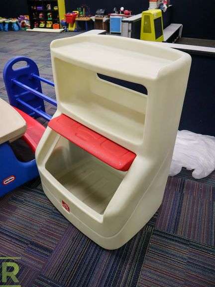 Little Tikes Picnic Table With Plastic Storage - Roller Auctions