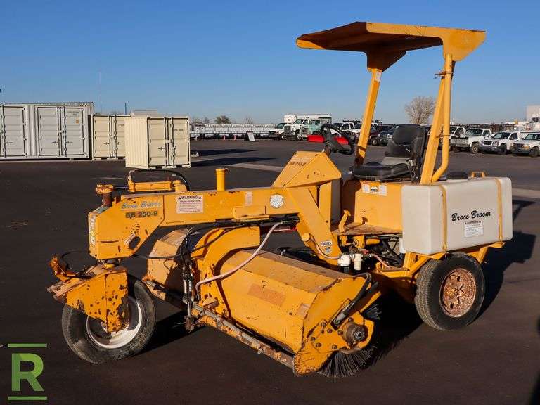 2005 Broce BB 250-B Parking Lot Sweeper - Roller Auctions