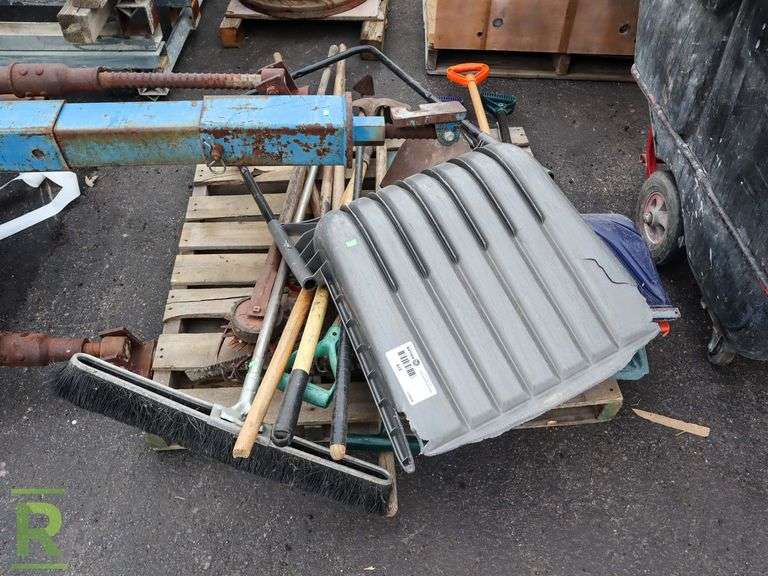 Pallet Of Shovels- Lawn & Garden Tools - Roller Auctions