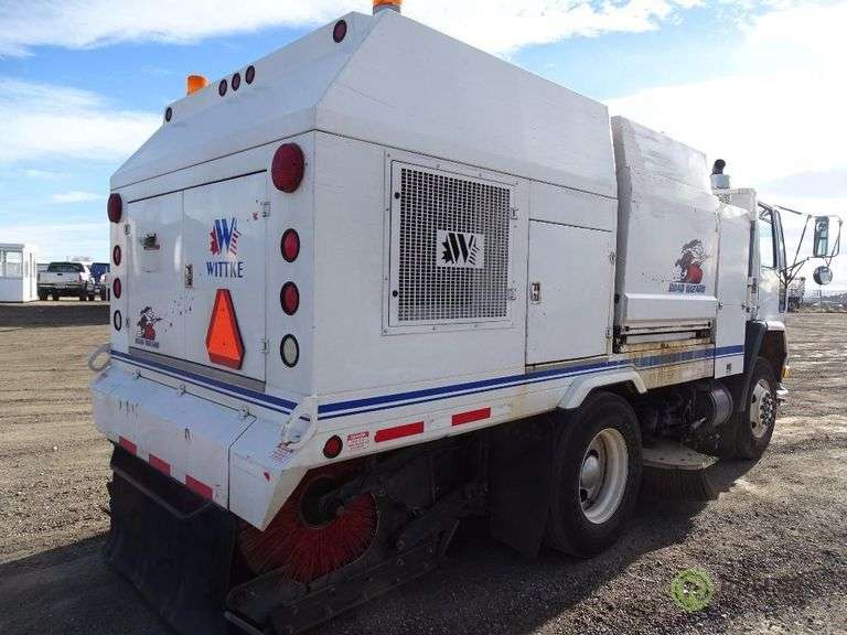 2002 ELGIN / WITTKE ROAD WIZARD Street Sweeper, Mounted On Sterling