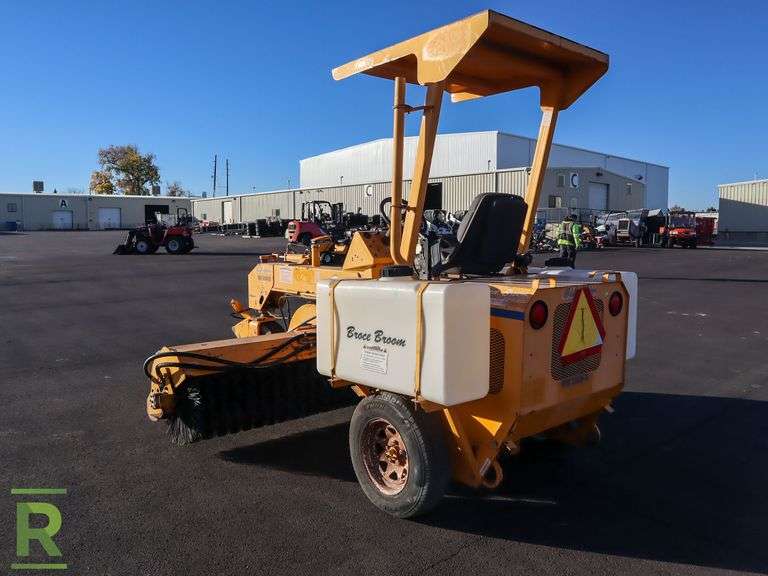 2005 Broce BB 250-B Parking Lot Sweeper - Roller Auctions