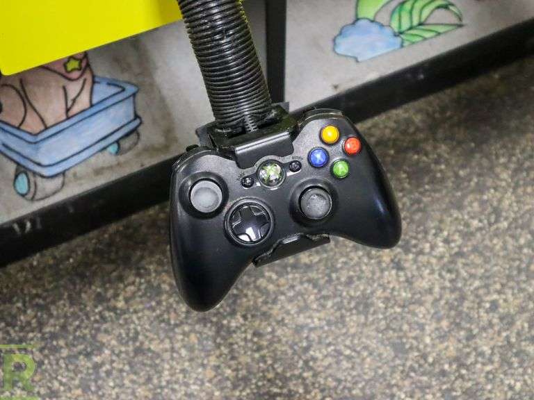 Kidzpace Xbox And Controllers - Roller Auctions