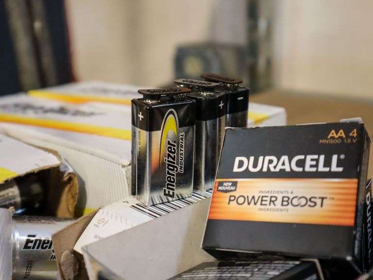 Duracell AA And Energizer 9 Volt & D Batteries - Roller Auctions