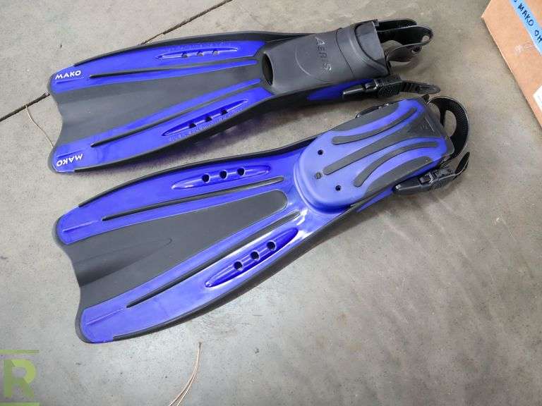 New Aeris MAKO Open Heel Fins, Size SM/MD, Blue Roller Auctions
