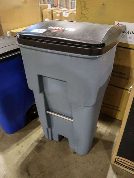 Rubbermaid Brute Trash Can - Roller Auctions