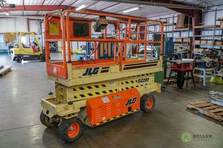 JLG Sizzor CM2033 Scissor Lift, Solid Tires, 20' Max Height Roller