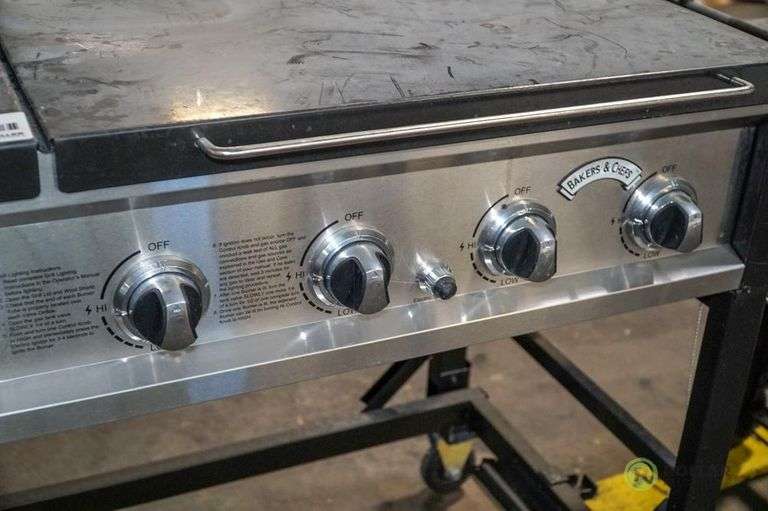 Bakers & Chefs ST1017012939 8Burner Grill With Stand on Casters and