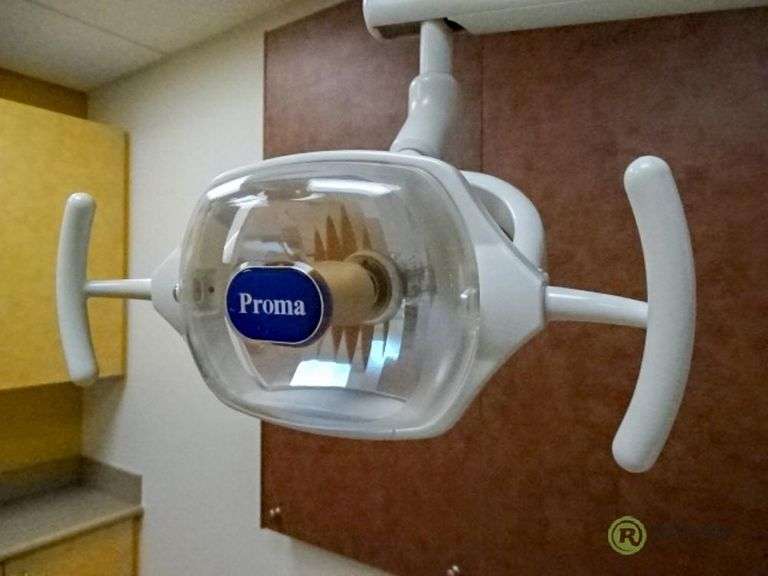 Proma Adjustable Dental Light With Ceiling Mount Roller Auctions