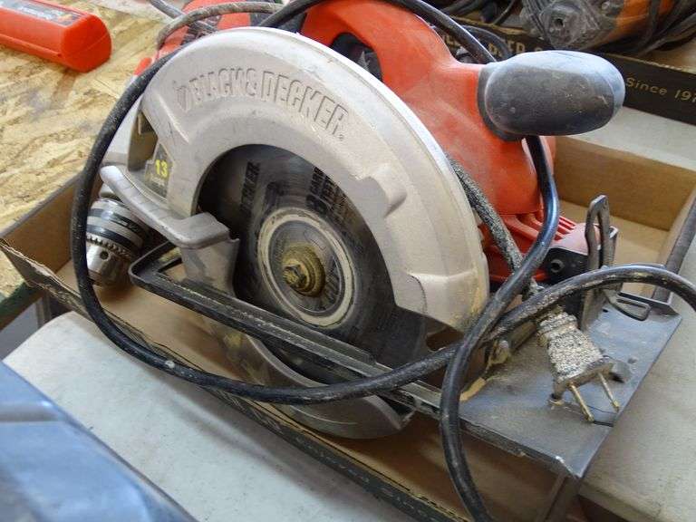Black & Decker CS1010 7.25" Circular Saw and DR501 Drill Roller Auctions