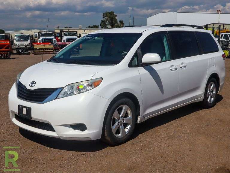 2014 Toyota Sienna LE FWD Passenger Van Roller Auctions