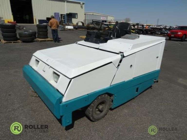 Tennant 365 Ride On Gas Sweeper, Showing 1401 Hours With (6) Side