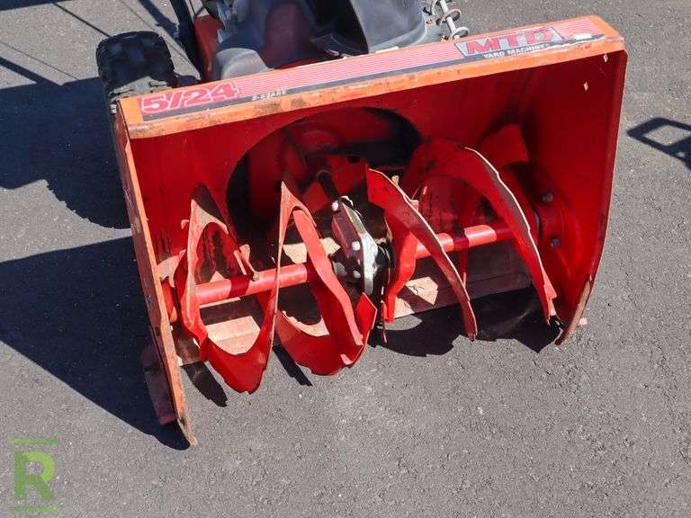 MTD Yard Machines 24" Snowblower, Briggs & Stratton Engine Roller