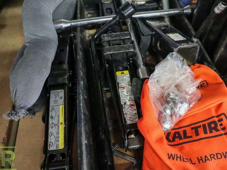 Tray of Automotive Tools and Oil - Roller Auctions