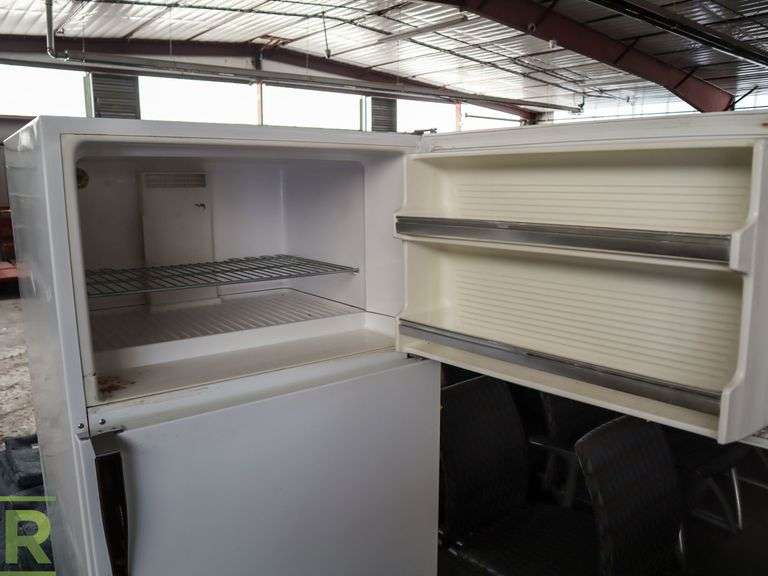Montgomery Wards HMG-19354 Refrigerator / Freezer - Roller Auctions