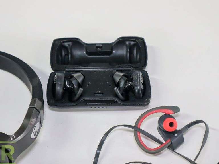 Bag Of Earbuds And Skull Candy Headphones - Roller Auctions