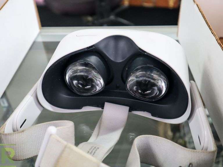 Tray With Fuji Film Instax Mini 8 And Oculus Virtual Reality Headset - Roller Auctions