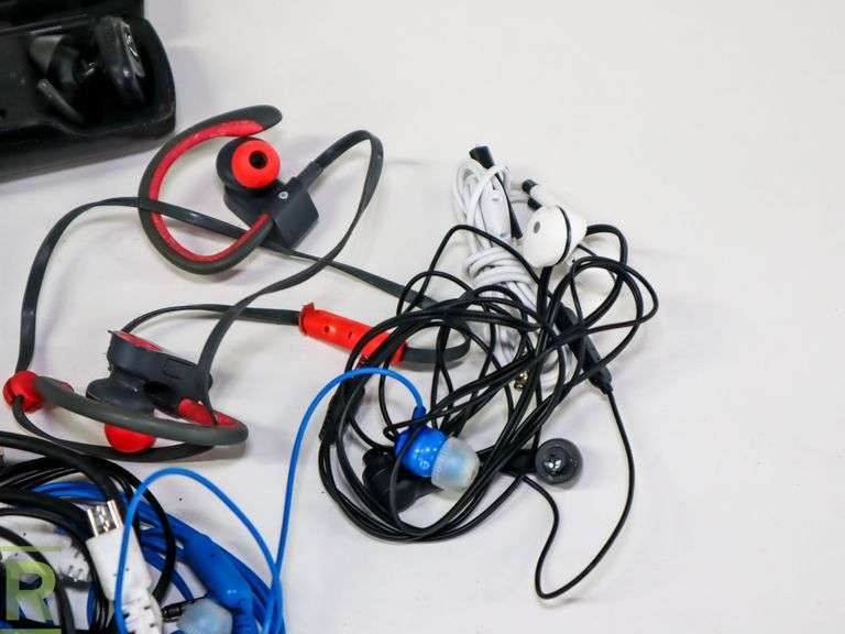 Bag Of Earbuds And Skull Candy Headphones - Roller Auctions