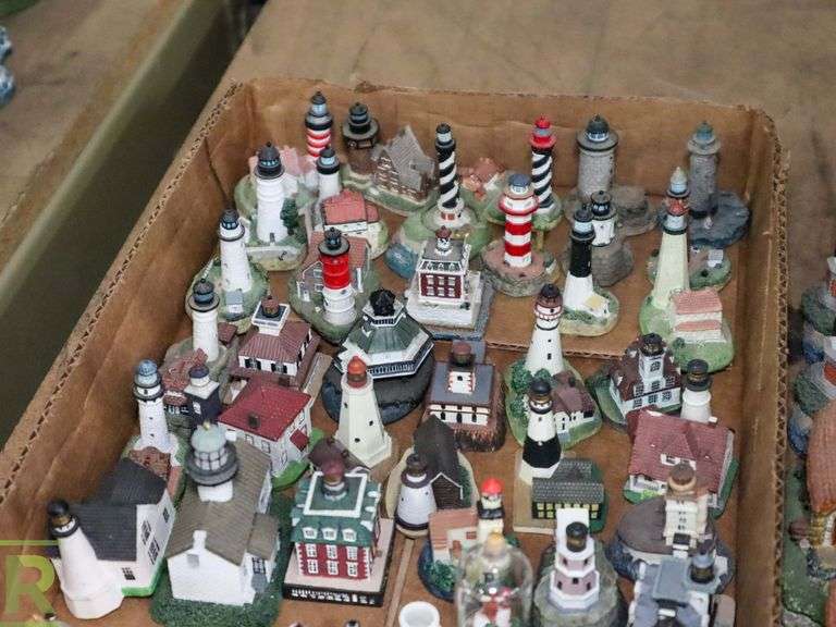 Tray Of Assorted Lighthouse Decorations - Roller Auctions