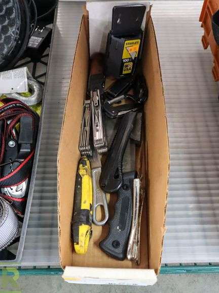 Tray Of Knives - Roller Auctions
