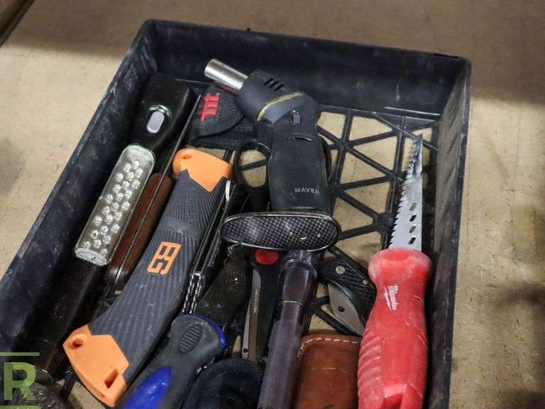Tray of Knives - Roller Auctions